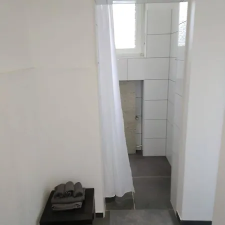 Ideal Fuer Monteure Oder Studenten - Moeblierte In Roonstrasse *