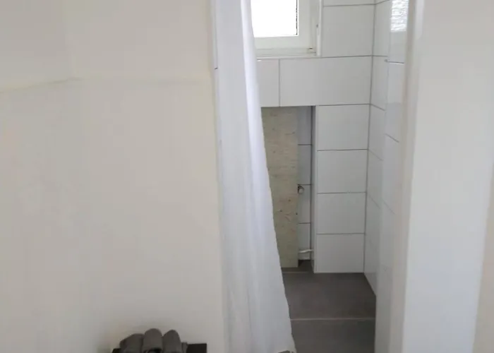 Ideal Fuer Monteure Oder Studenten - Moeblierte In Roonstrasse *